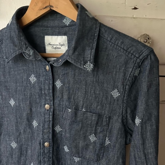 🔥American Eagle Outfitters | Women’s blue chambray embroidered button down shirt - Picture 6 of 13